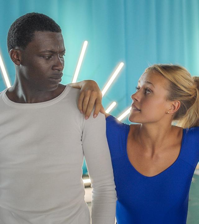Lena möchte zwischen Isaac und Jenna vermitteln. Doch leider macht sie mit ihren Bemerkungen alles nur noch schlimmer.