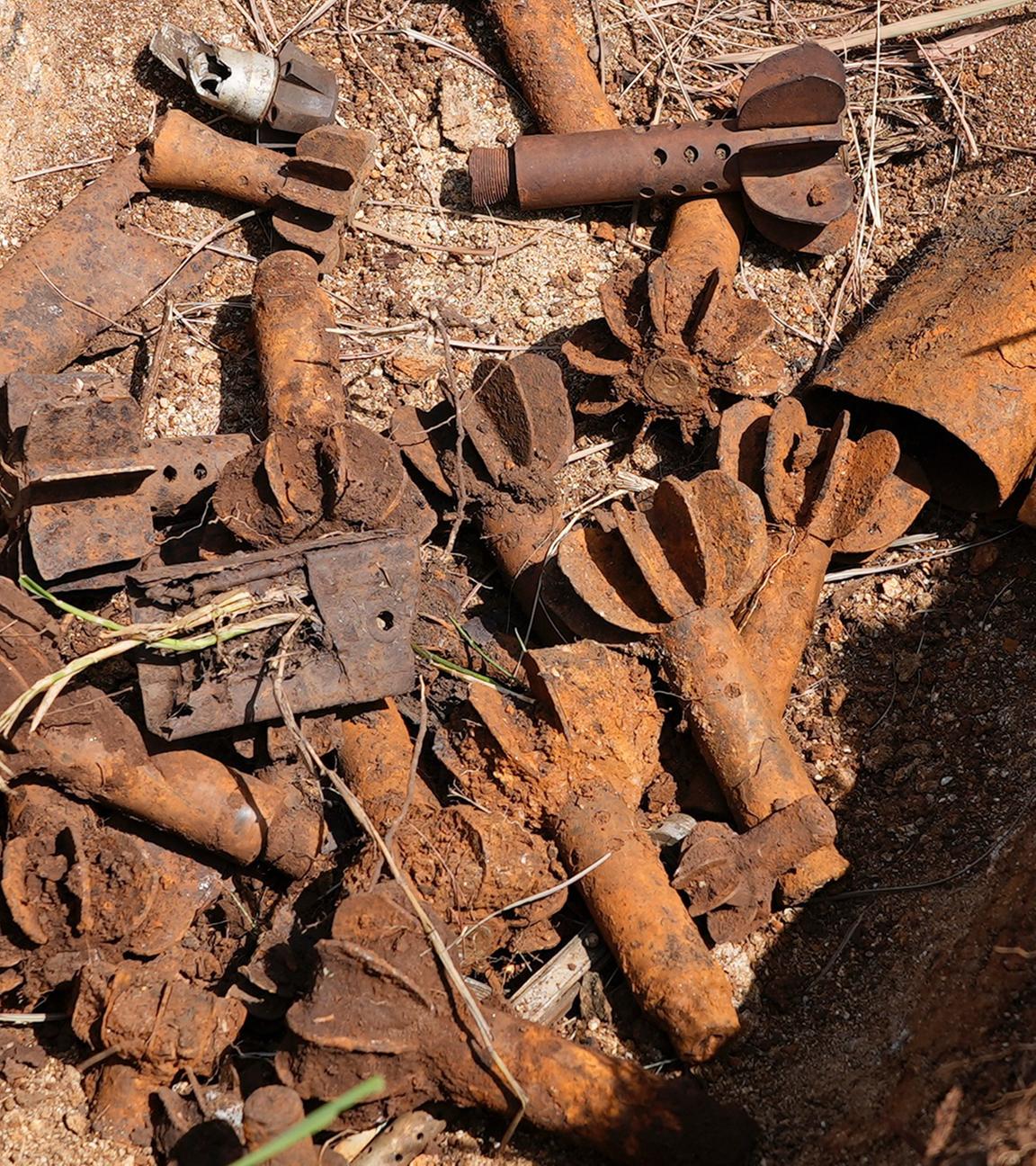 Archiv: Überreste von Streumunition liegen an einer Räumungsstelle. (11.05.2023)