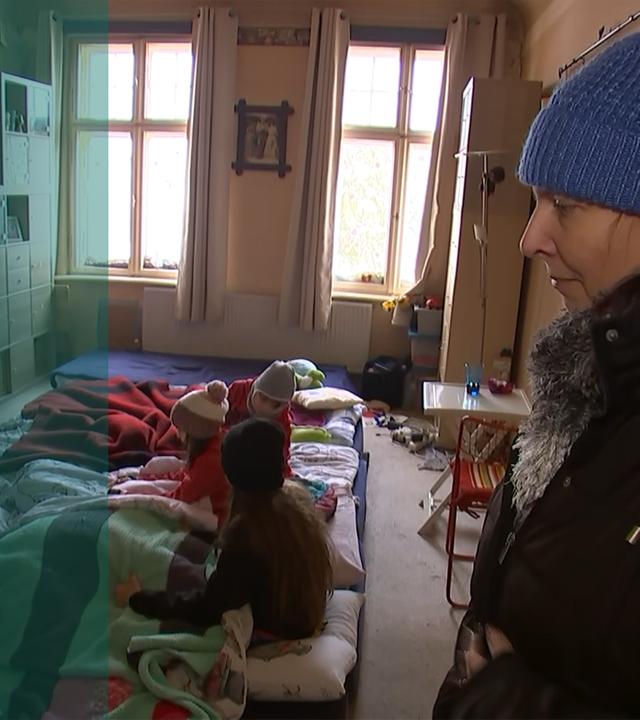 Stromausfall in Berlin - Familie in der kalten Wohnung