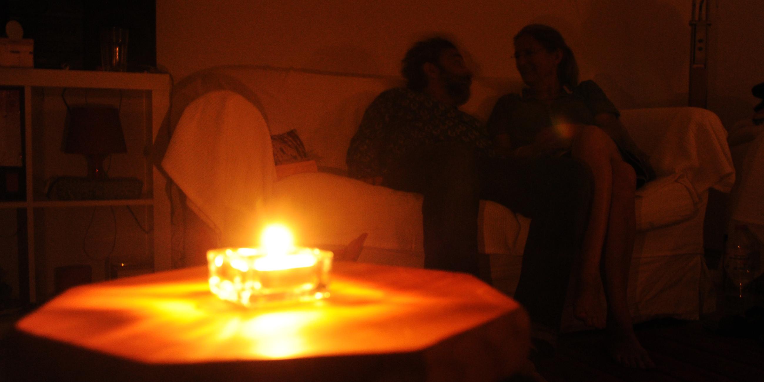 Nordrhein-Westfalen, Hannover: Ein Paar sitzt während eines Stromausfalls bei Kerzenschein in einer Wohnung in Hannover. Archivbild