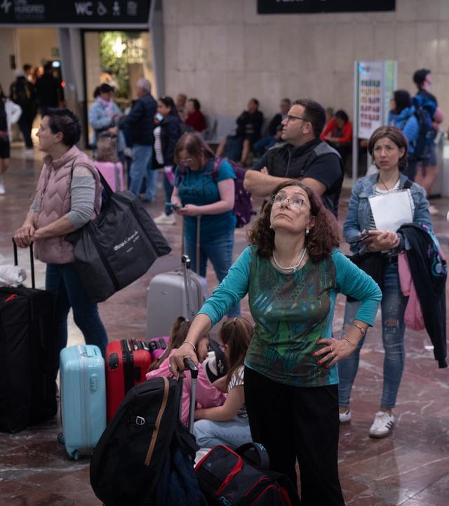 Mehrere Menschen warten am Bahnhof Sants nach dem Stromausfall.