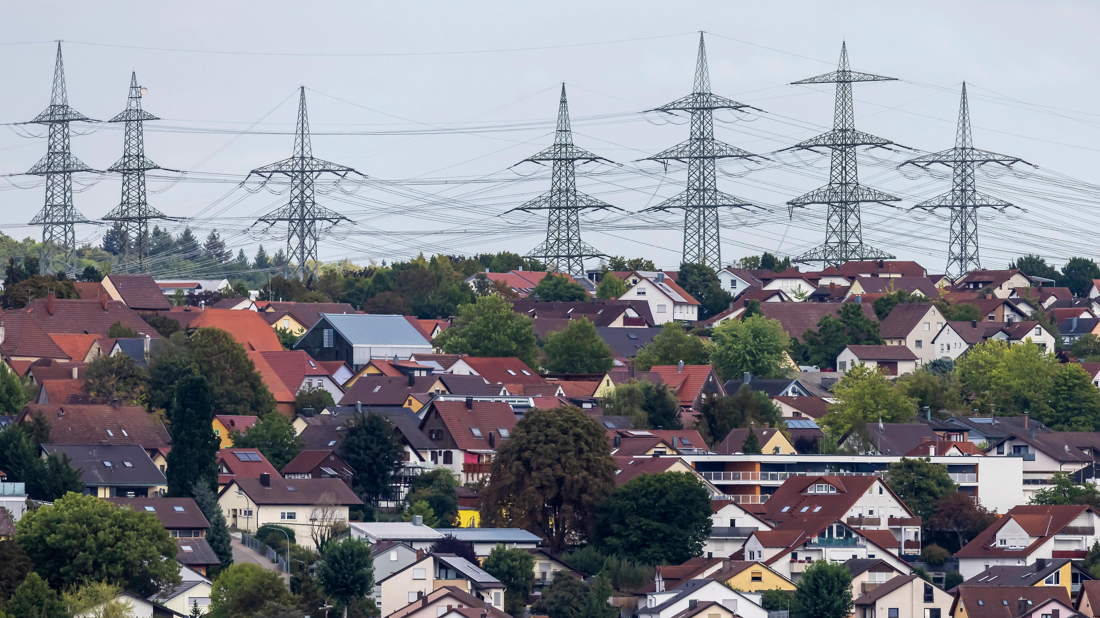 Strommasten über der Gemeinde Neckarwestheim, aufgenommen am 07.09.2022