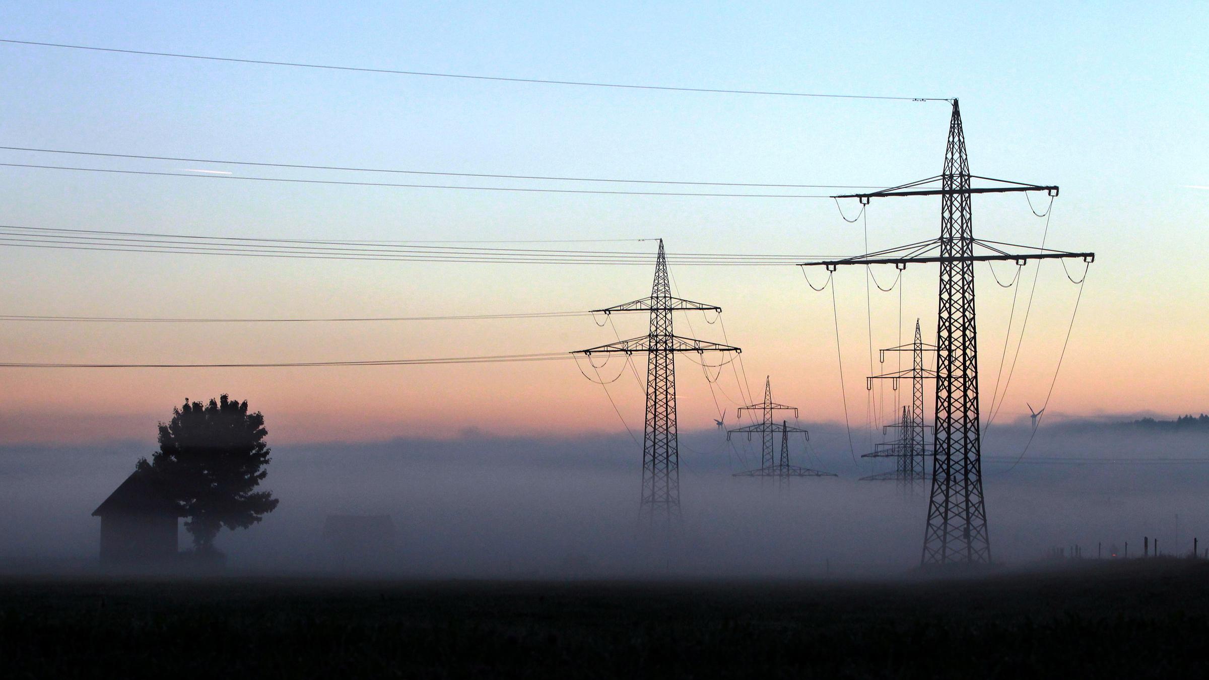 Strommasten stehen am 08.09.2012 bei Ebenhofen (Schwaben) im Morgennebel, aufgenommen am 08.09.2012