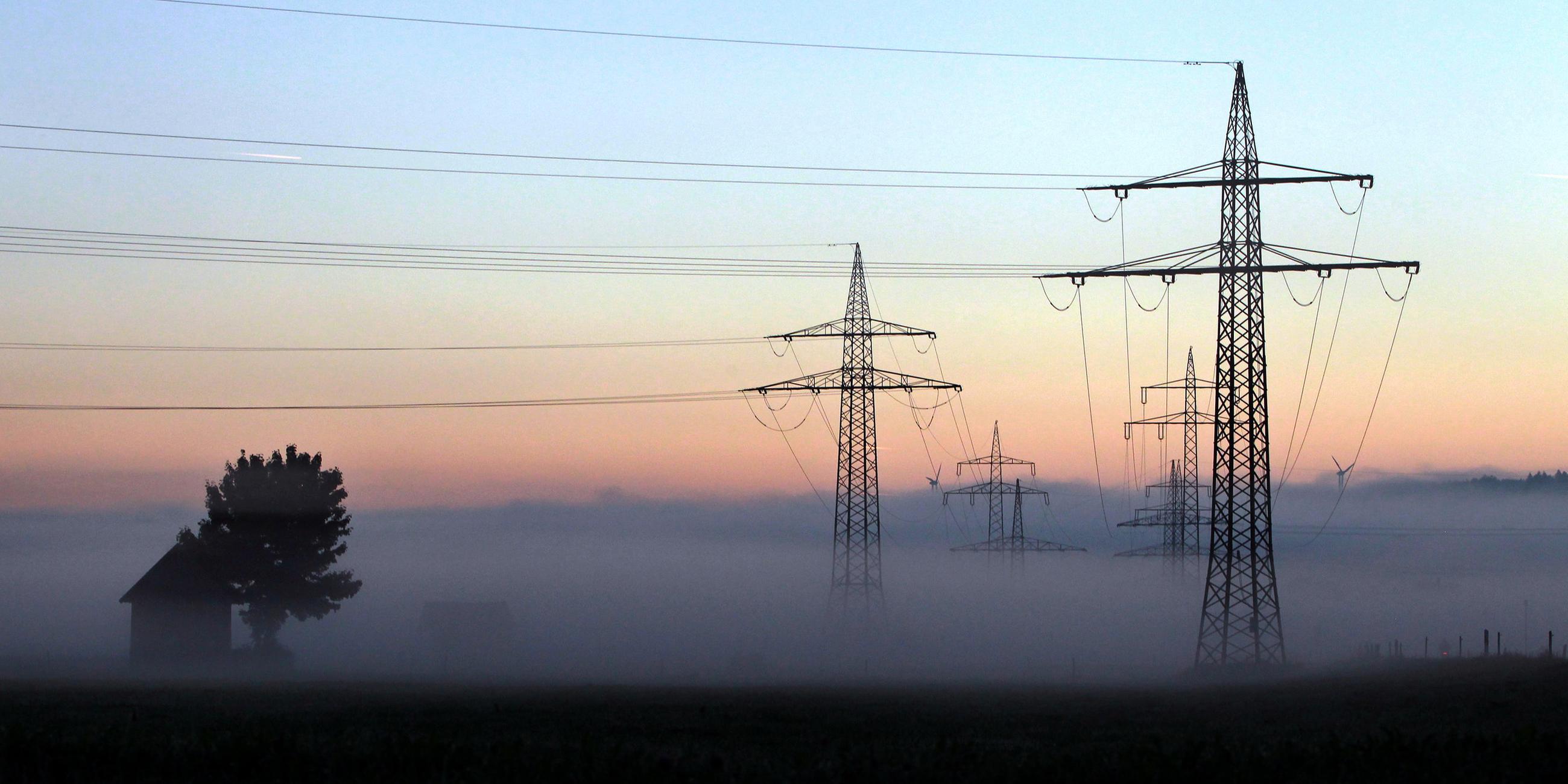Strommasten stehen am 08.09.2012 bei Ebenhofen (Schwaben) im Morgennebel, aufgenommen am 08.09.2012