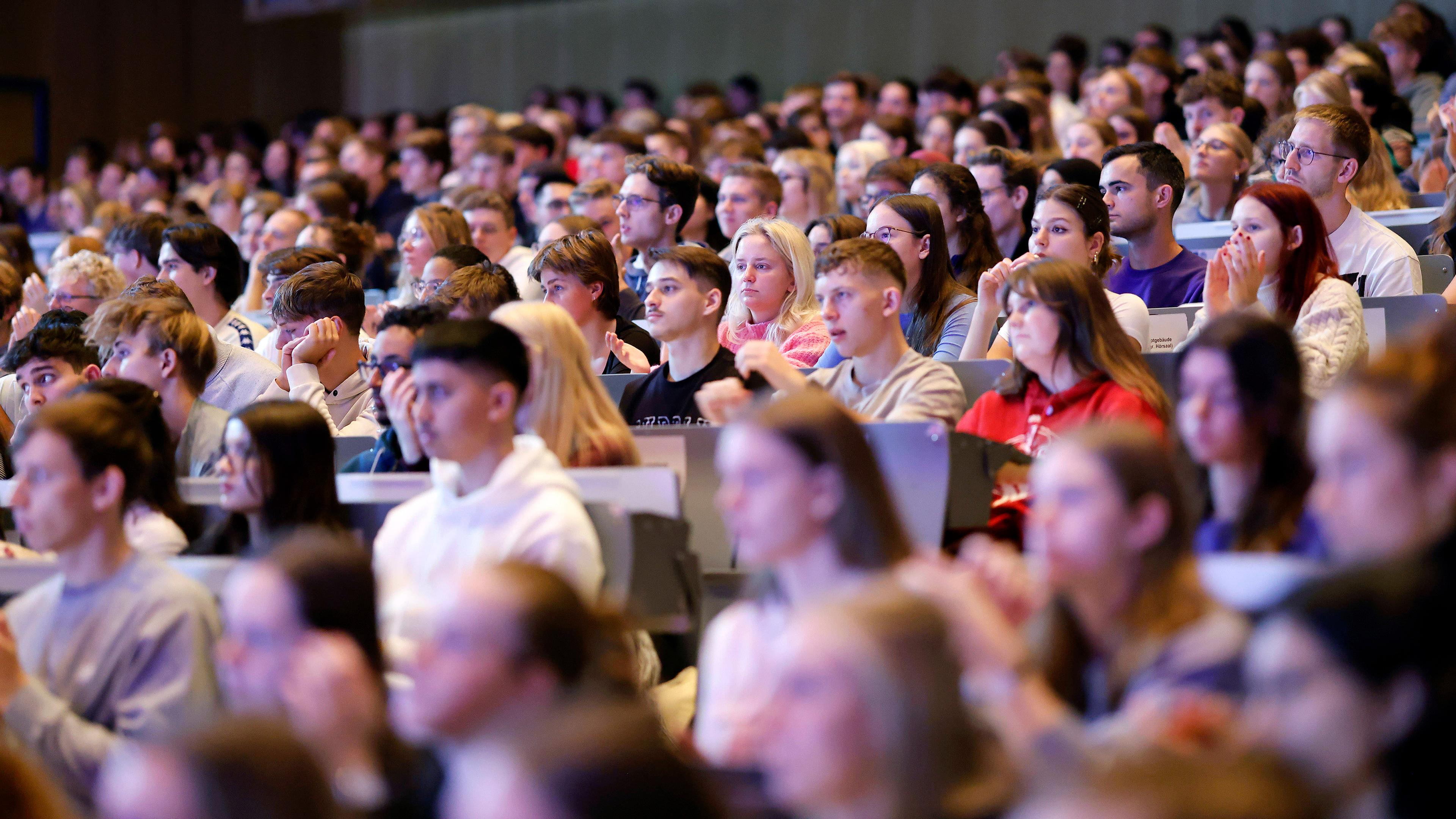 Studenten im großen Hörsaal am Tag der Erstsemesterbegrüßung zum Wintersemester 2023/24 an der Uni Köln, aufgenommen am 09.11.2017