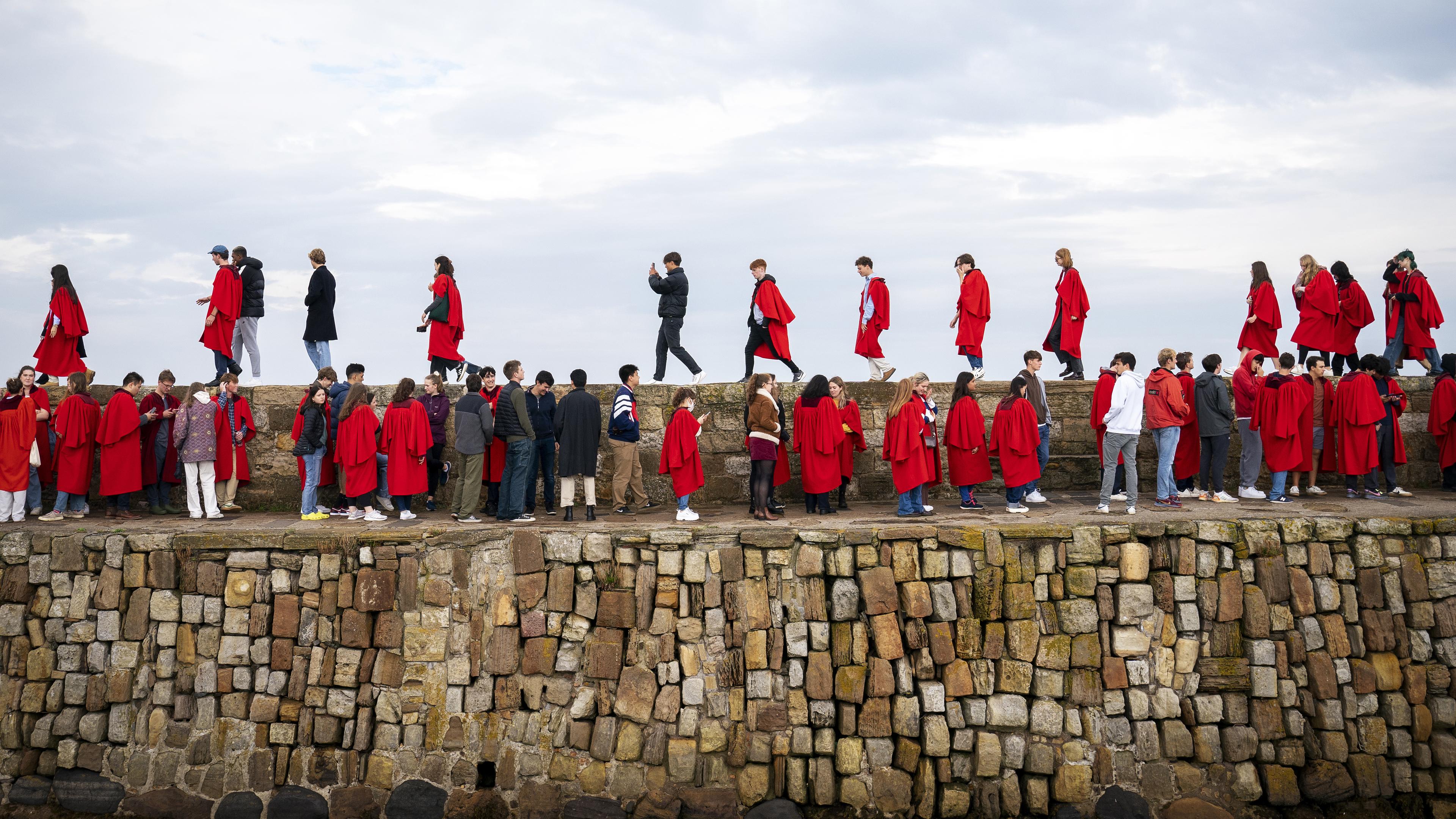 Studenten der Universität St. Andrews nehmen vor Beginn des neuen Studienjahres am traditionellen Pier Walk entlang der Hafenmauern von St. Andrews teil