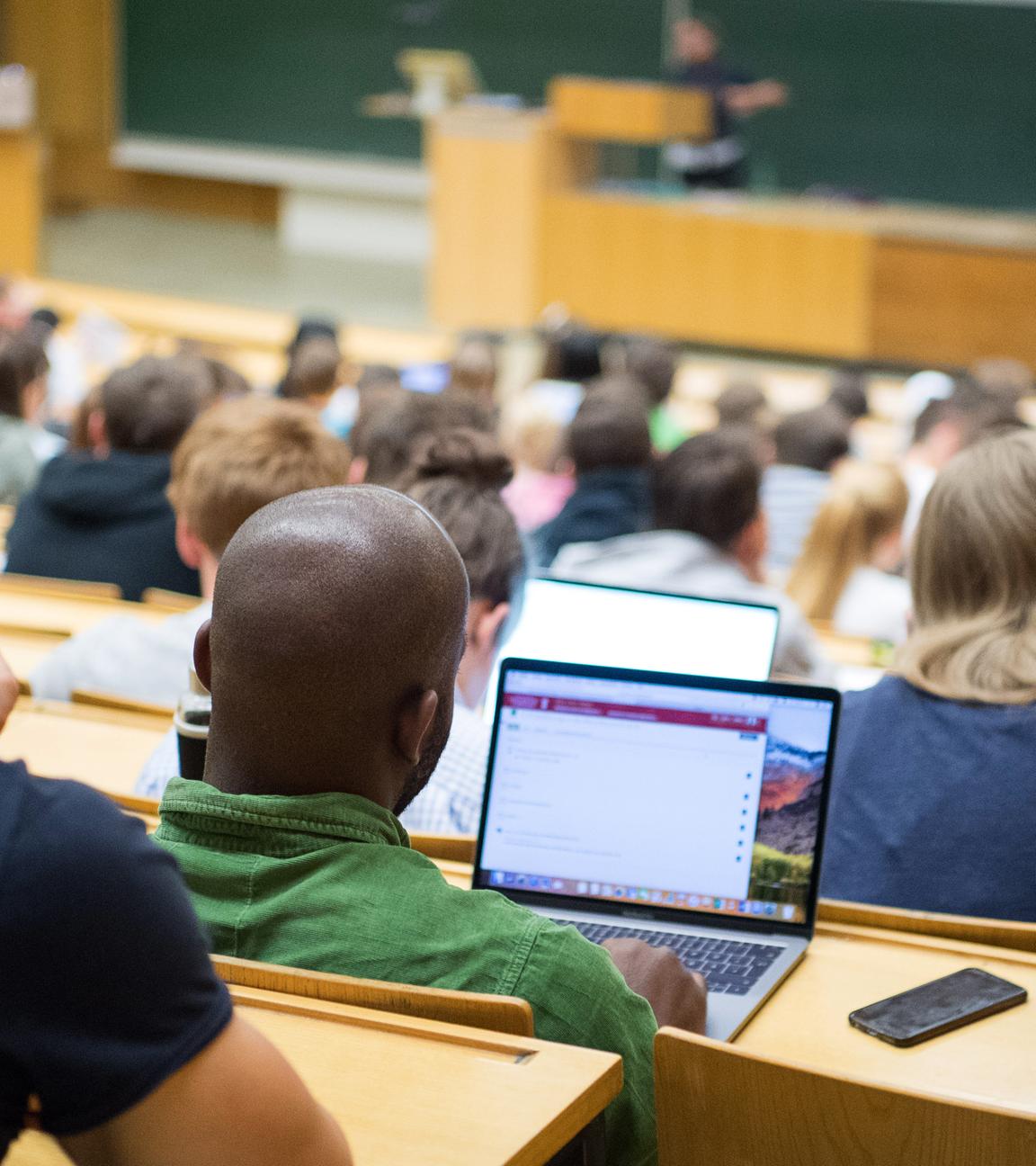 Archiv: Studierende sitzen mit Laptops in einer Vorlesung, aufgenommen am 17.04.2018 in Tübingen