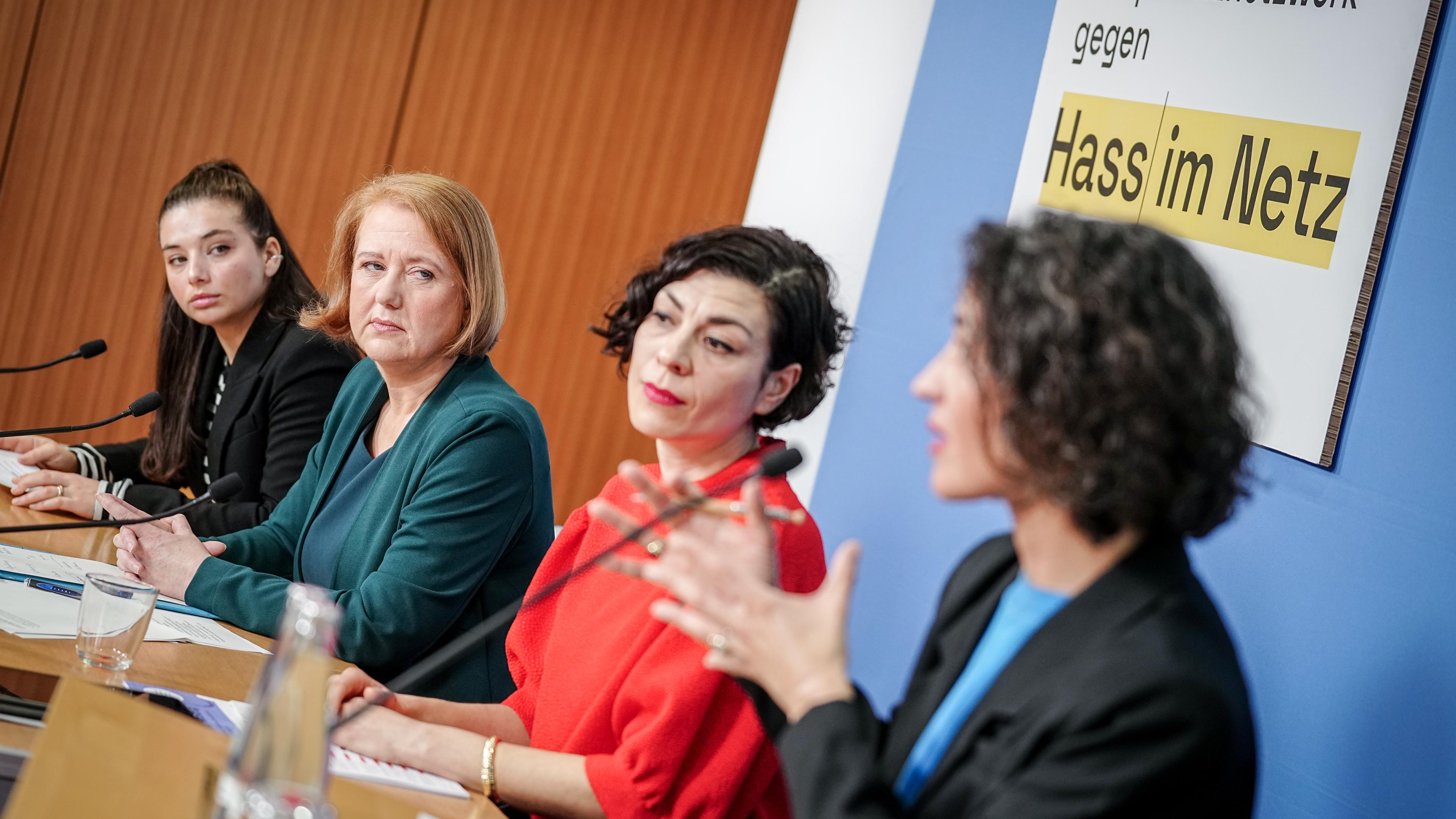 Berlin: Lisa Paus (2.vl, Bündnis 90/Die Grünen), Bundesministerin für Familie, Senioren, Frauen und Jugend, nimmt neben Elena Kountidou (2.vr) und Nadine Hadad (l, Moderatorin) an einer Pressekonferenz teil.