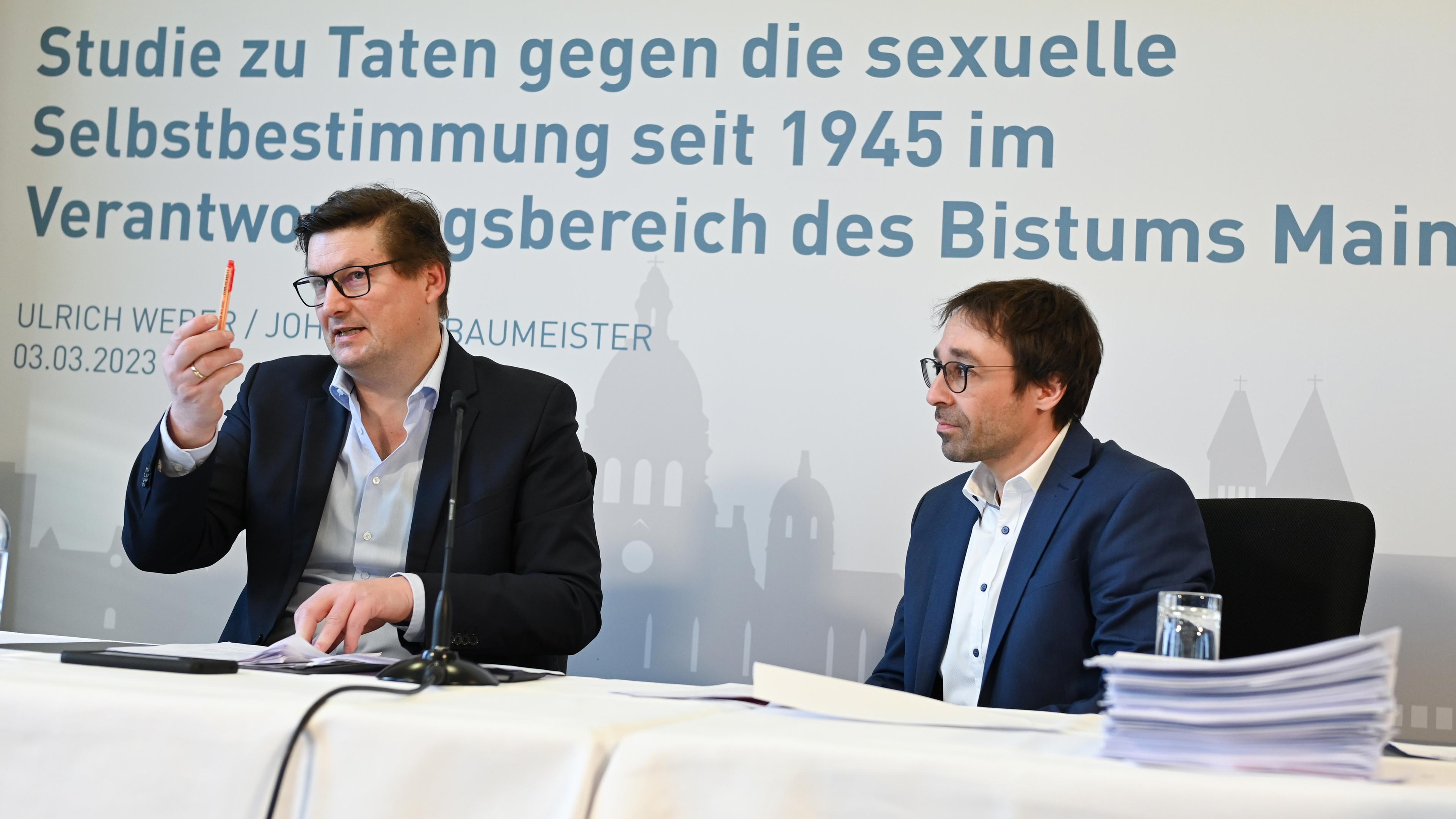 Studie zu sexuellem Missbrauch im Bistum Mainz, Rechtsanwälte Ulrich Weber (l) und Johannes Baumeister