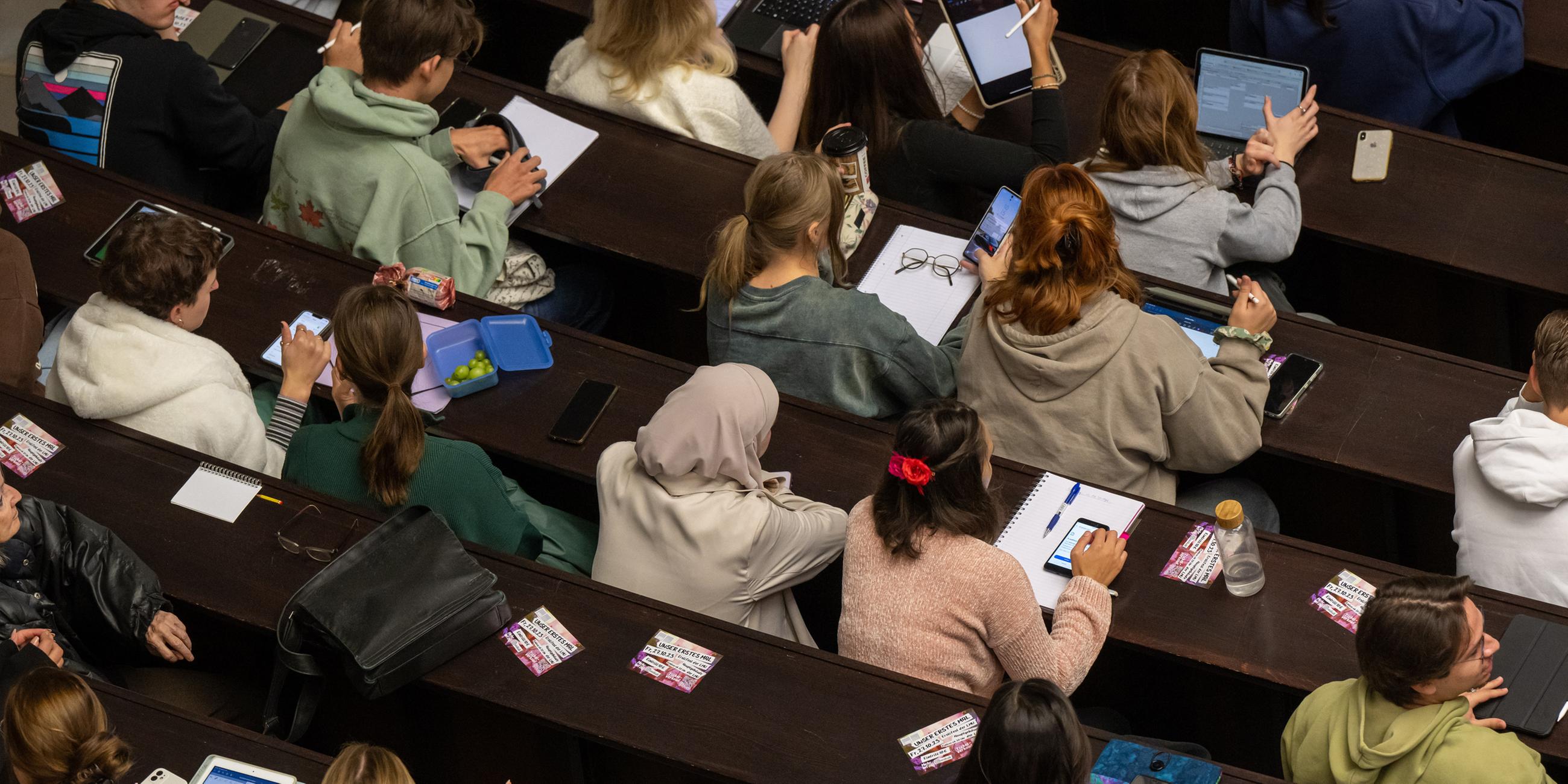 Archiv: Studierende nehmen an der Einführungveranstaltung im Audimax der Ludwig-Maximilians-Universität (LMU) teil, am 16.10.202 in München