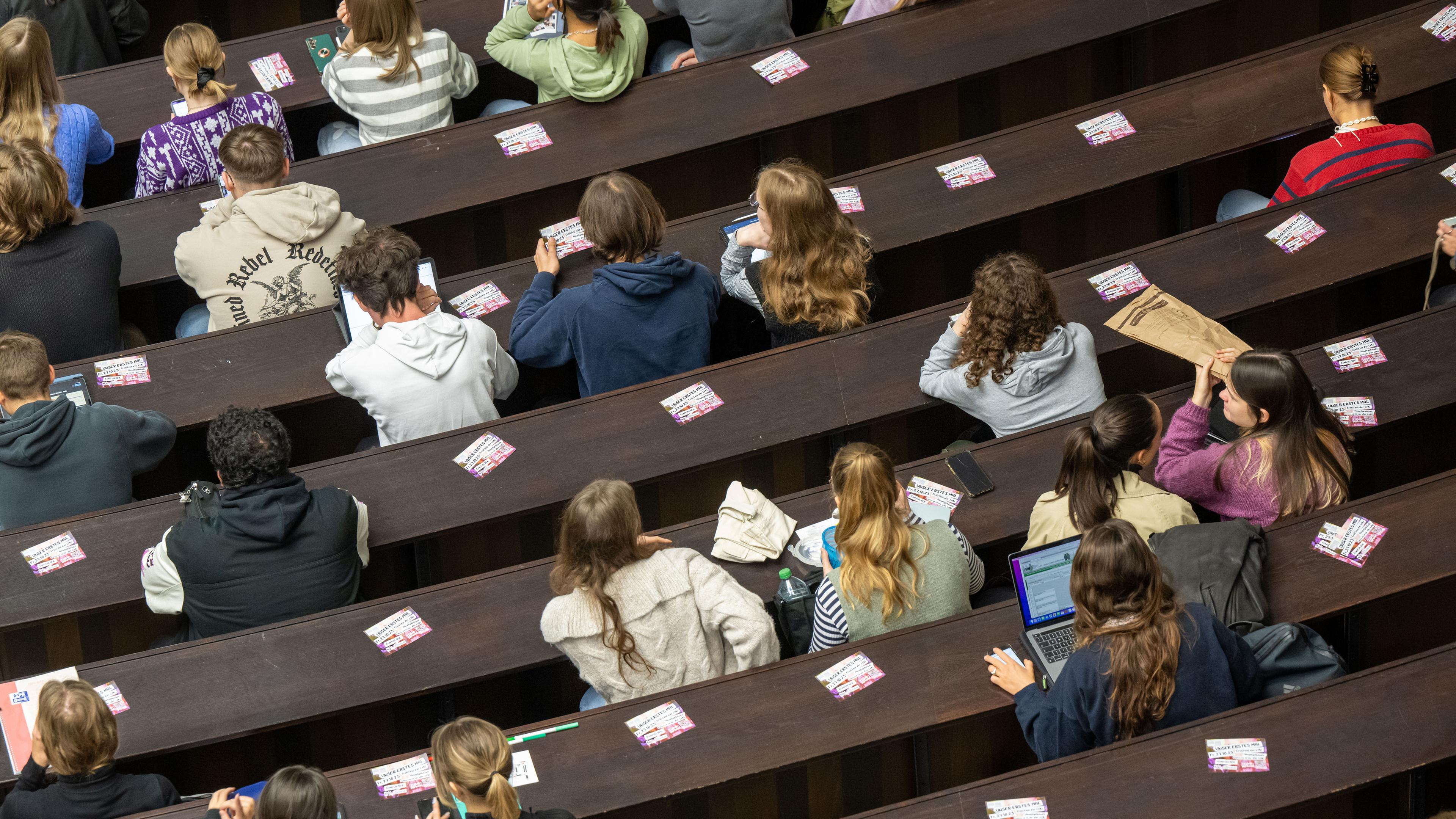 Archiv: Studenten nehmen an der Einführungsveranstaltung im Audimax der Ludwig-Maximilians-Universität teil. Am 16.10.2023, Bayern, München