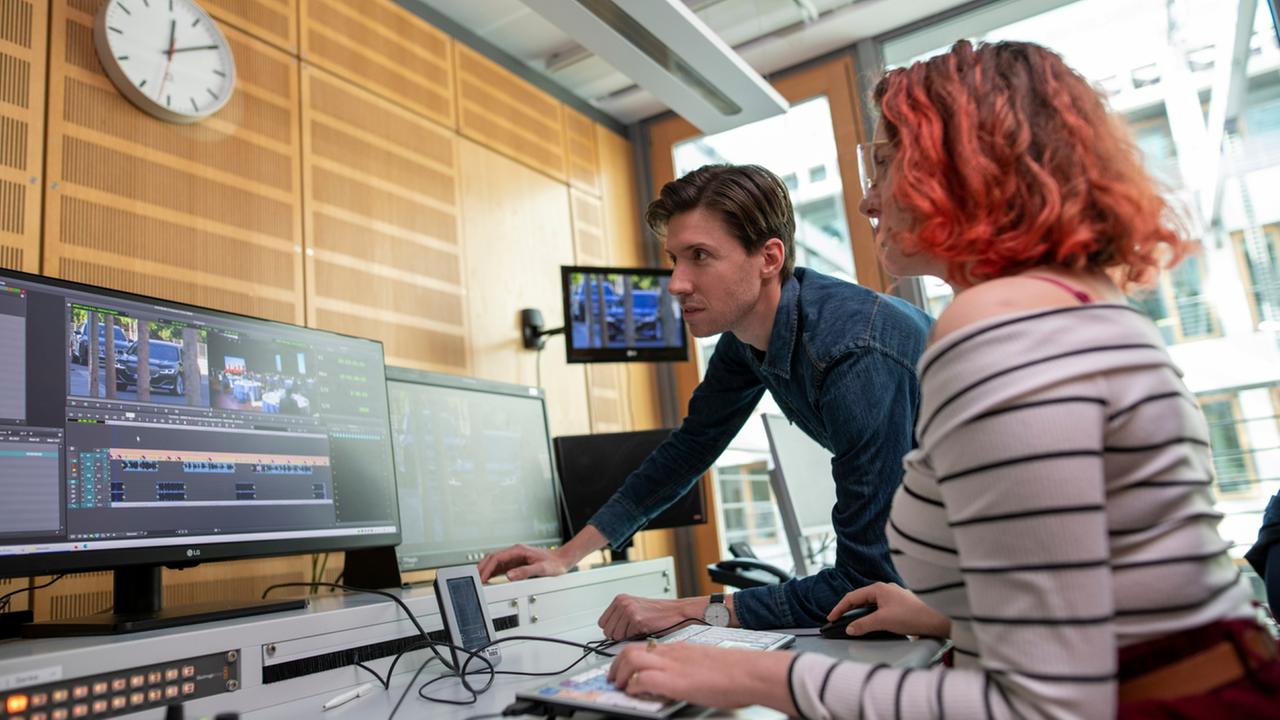 Landesstudio-Redakteur Sebastian Gorski mit seiner Cutterin im Schneideraum des Landesstudios.