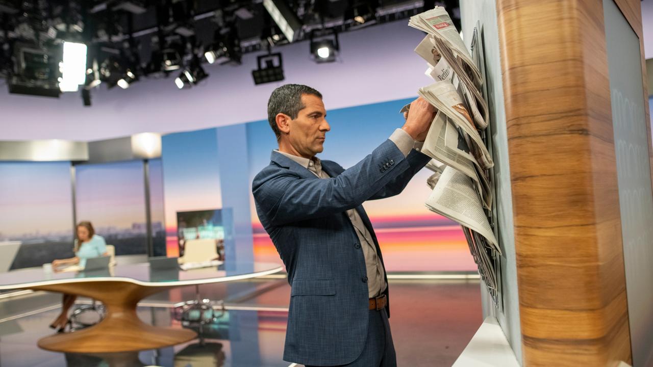 Morgenmagazin-Moderator Mitri Sirin an der Zeitungswand im Studio des ZDF-Morgenmagazins im Berliner Zollernhof.