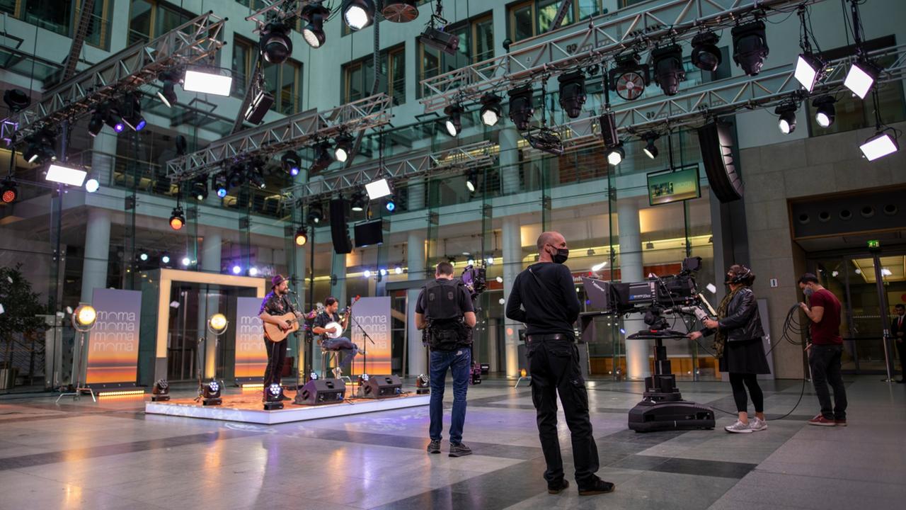 Musikband bei Live-Auftritt im Innenhof des Zollernhofs für das Morgenmagazin.