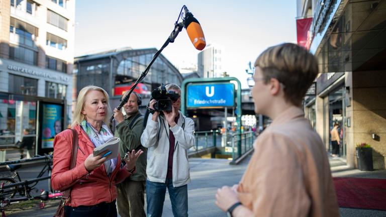 ZDF-Landesstudio-Redakteurin Stefanie Hayn und ihr Kamerateam fangen O-Ton einer Passantin in der Firedrichsstraße ein.
