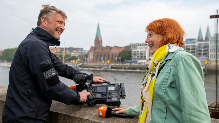 Redakteurin Sabine Komm und Kameramann Marko Lakomy, ZDF-Landesstudios Bremen.