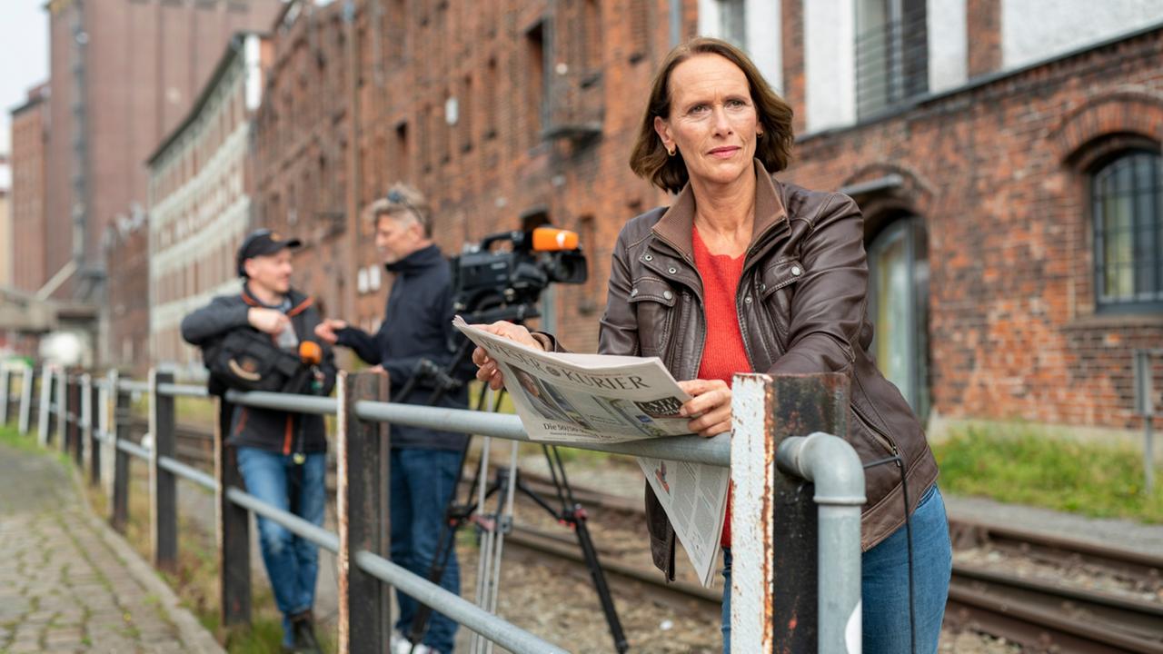Redakeurin Katharina Weißgerber, ZDF-Landesstudios Bremen, und Kamerateam auf Drehtermin.
