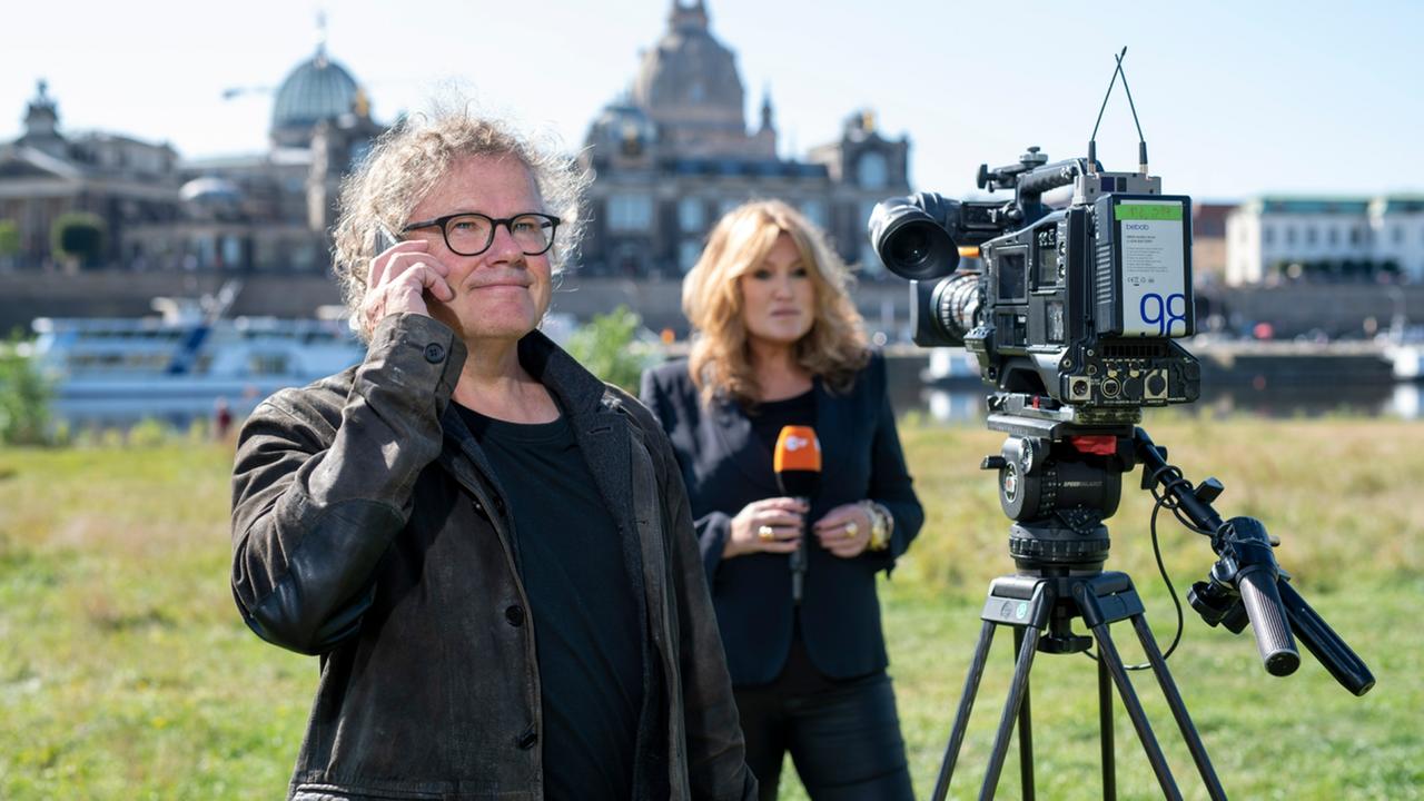 Kameramann Christoph Stolle und Redakteurin Anja Charlet vom ZDF-Landesstudio Sachsen am Dredner Elbufer.