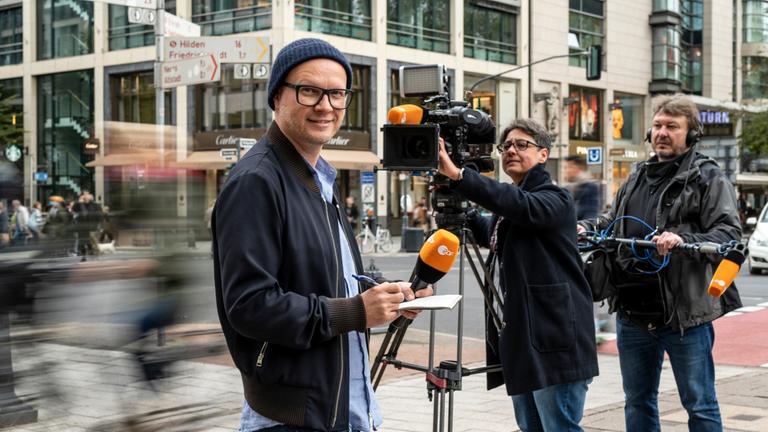 Redakteur Torge Bode vom ZDF-Landesstudio Nordrhein-Westfalen mit Kamera-Team.