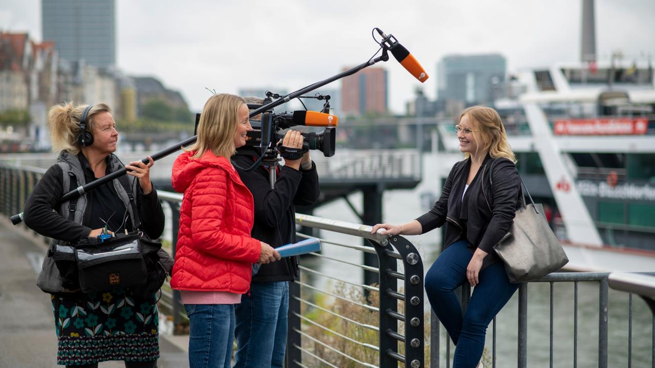 O-Töne einfangen - Redakteurin Andreas Budke mit ihrem Team:  Ute Haverkämper an der Ton-Angel und Kameramann Bruno Trawinski.