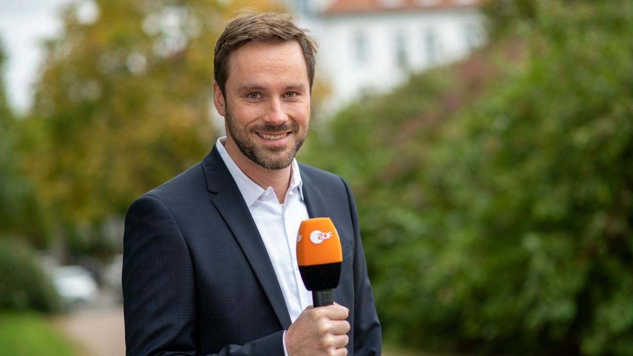 Florian Kortschik vom ZDF-Landesstudio Thüringen mit Mikrofon.