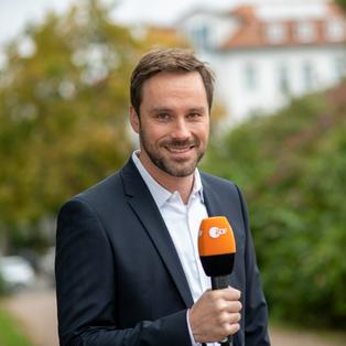 Florian Kortschik vom ZDF-Landesstudio Thüringen mit Mikrofon.