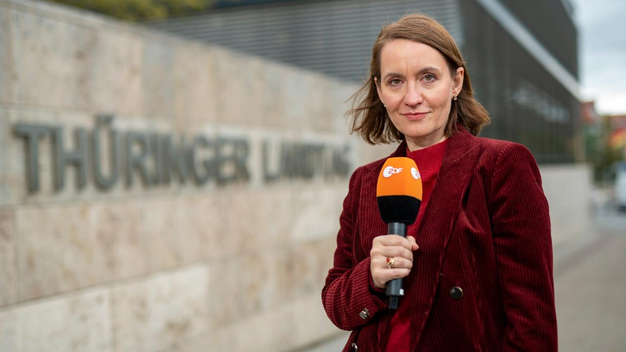 Daniela Sonntag vom ZDF-Landesstudio Thüringen mit Mikrofon.