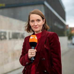 Daniela Sonntag vom ZDF-Landesstudio Thüringen mit Mikrofon.