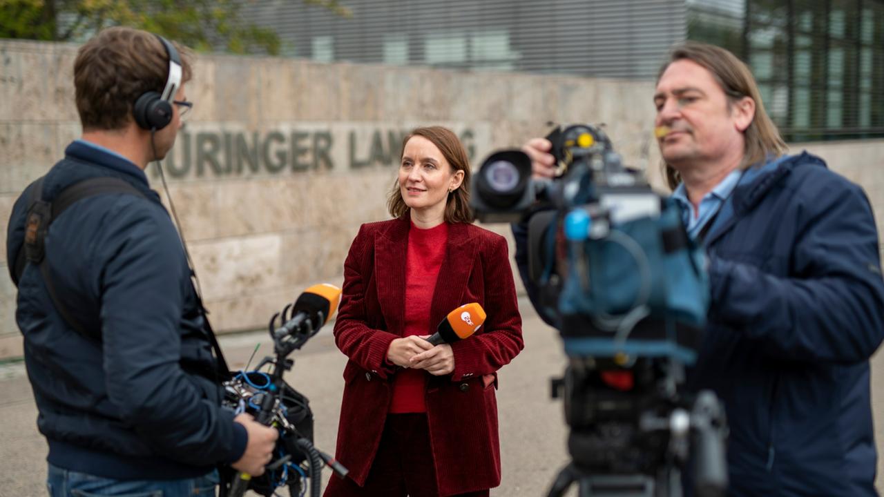 Daniele Sonntag und Kamerateam des ZDF-Landesstudios Thüringen vor dem Thüringer Landtag.