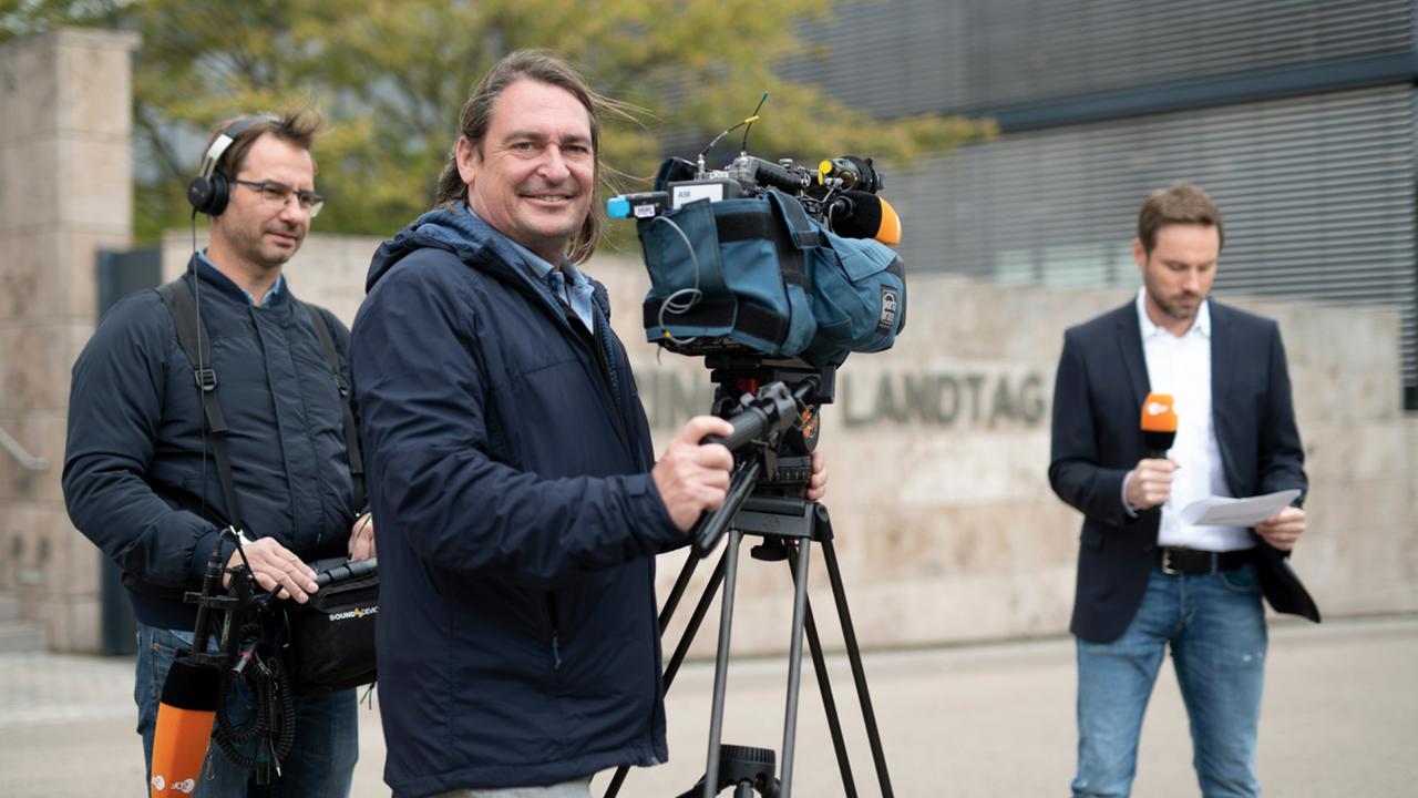 ZDF-Team des ZDF-Landesstudio Thüringen vor dem Thüringer Landtag.