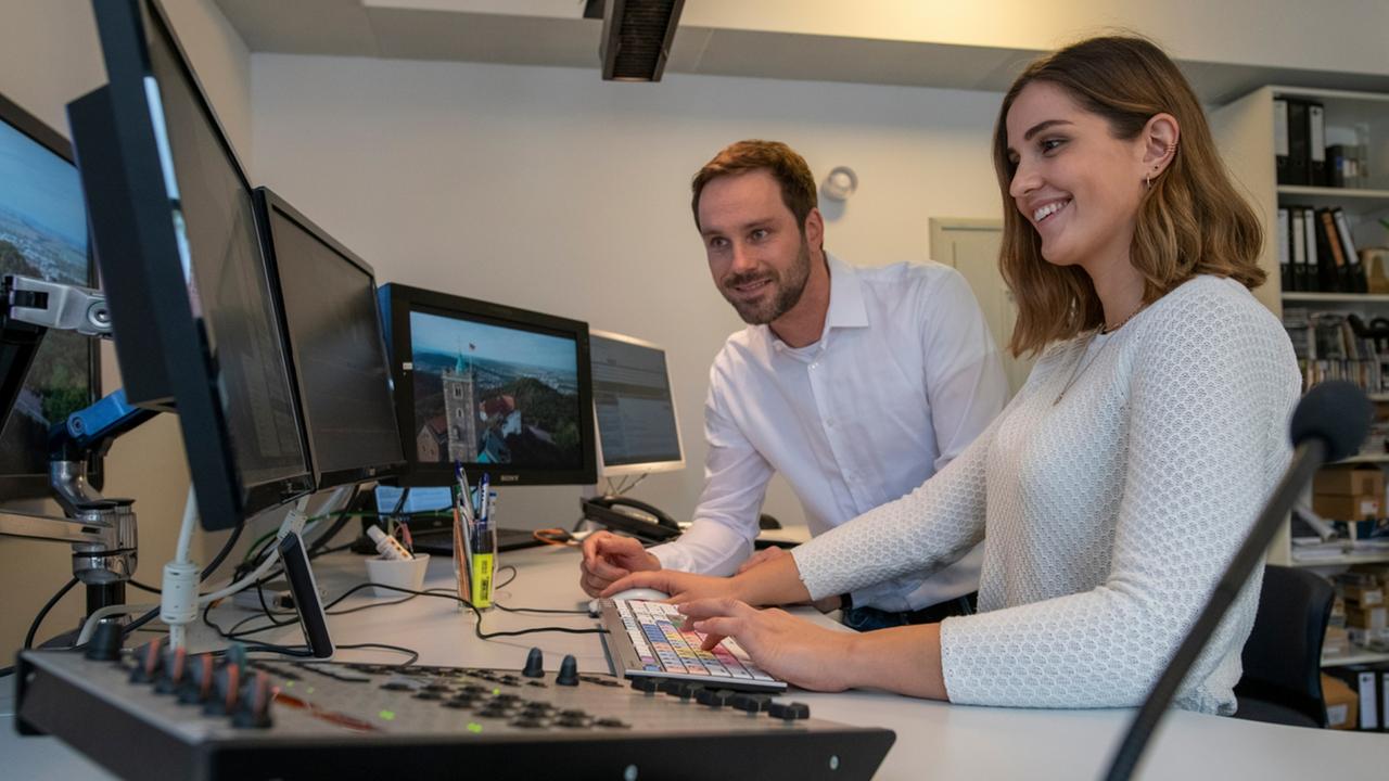 Redakteur Florian Kortschik mit Mediengestalterin Melanie Mollenhauer im Schneideraum des ZDF-Landesstudio Thüringen.