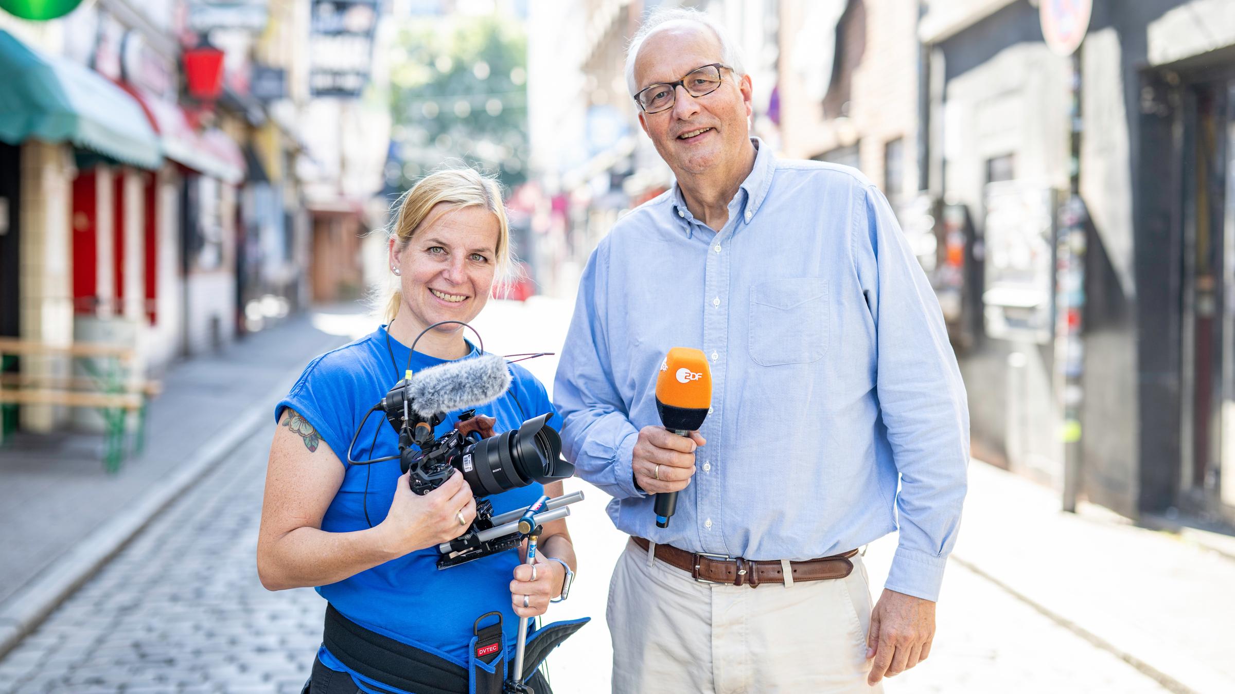 ZDF-Studioleiter Hamburg Ralf Zimmermann von Siefart und Kamerafrau Karen Hinkelmann bei Dreharbeiten in St. Pauli zum Format "ZDF in ..."