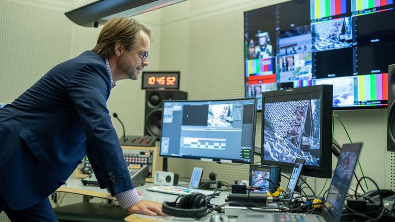 Landesstudioleiter Peter Kunz bei der Arbeit im Schneideraum.