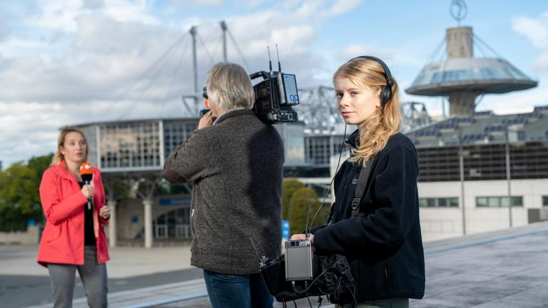 Drehtermin auf der Hannover Messe: Redakteurin Malin Ihlau , Kameramann Ulf Neumann und Kameraassistentin Imke Vogtherr. 