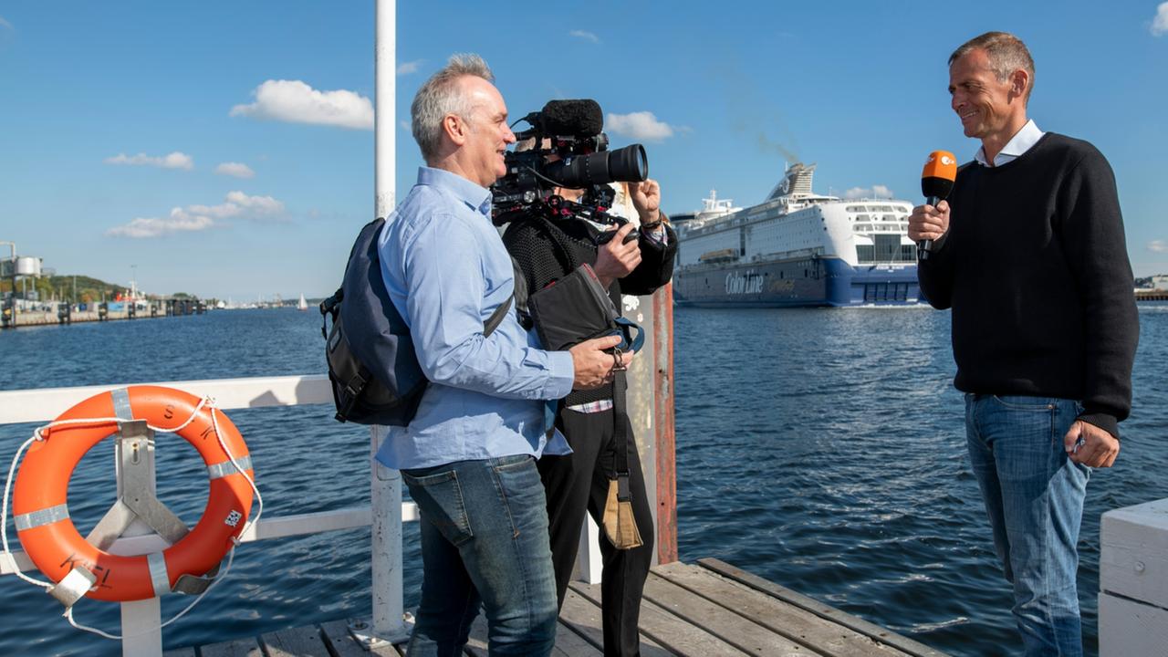 ZDF-Redakteur Timm Kruse mit Team bei Aufsager vor der Kieler Förde.