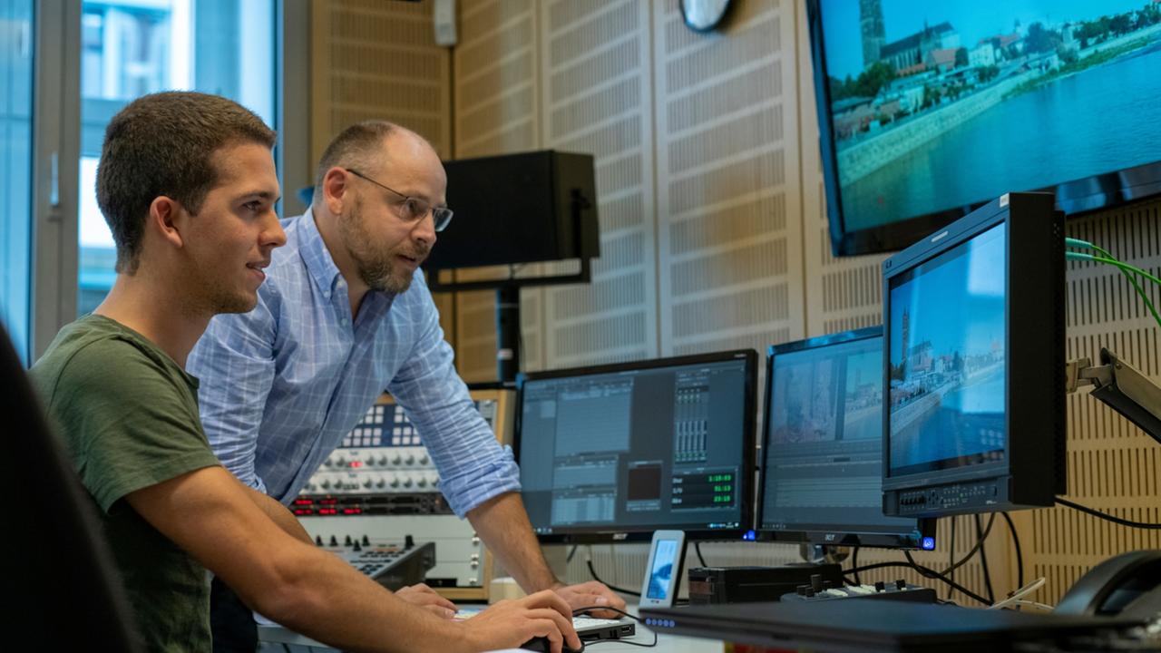 Redakteur Hagen Mikulas und Cutter Jannis Vieting im Schneideraum des ZDF-Landesstudios Sachsen-Anhalt.