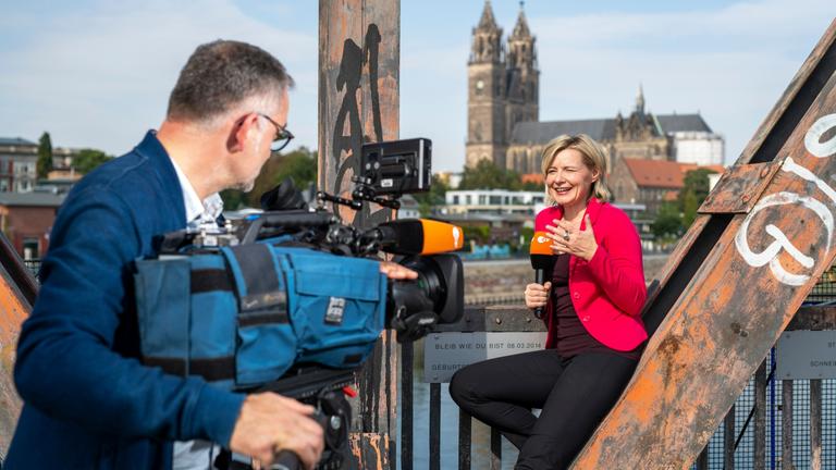Redakteurin Annette Pöschel, ZDF-Landesstudio Sachsen-Anhalt, vor der Kamera von Markus Müller-Engelke.