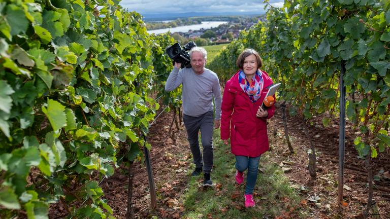 Drehtermin mit Rheinblick: Redakteurin Anna Duda mit Kameramann, ZDF-Landesstudio Rheinland-Pfalz.