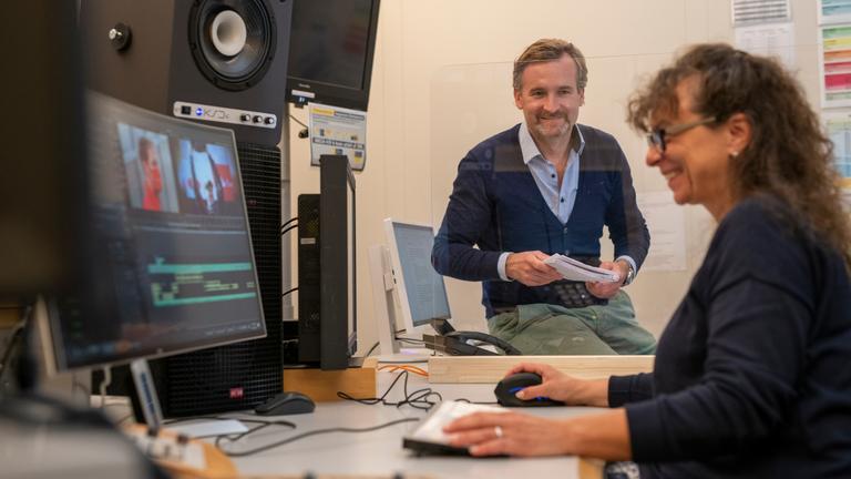 Redakteur Christopher Heinze und Cutterin Stefanie Amersberger im Schnitt, ZDF-Landesstudio Rheinland-Pfalz.