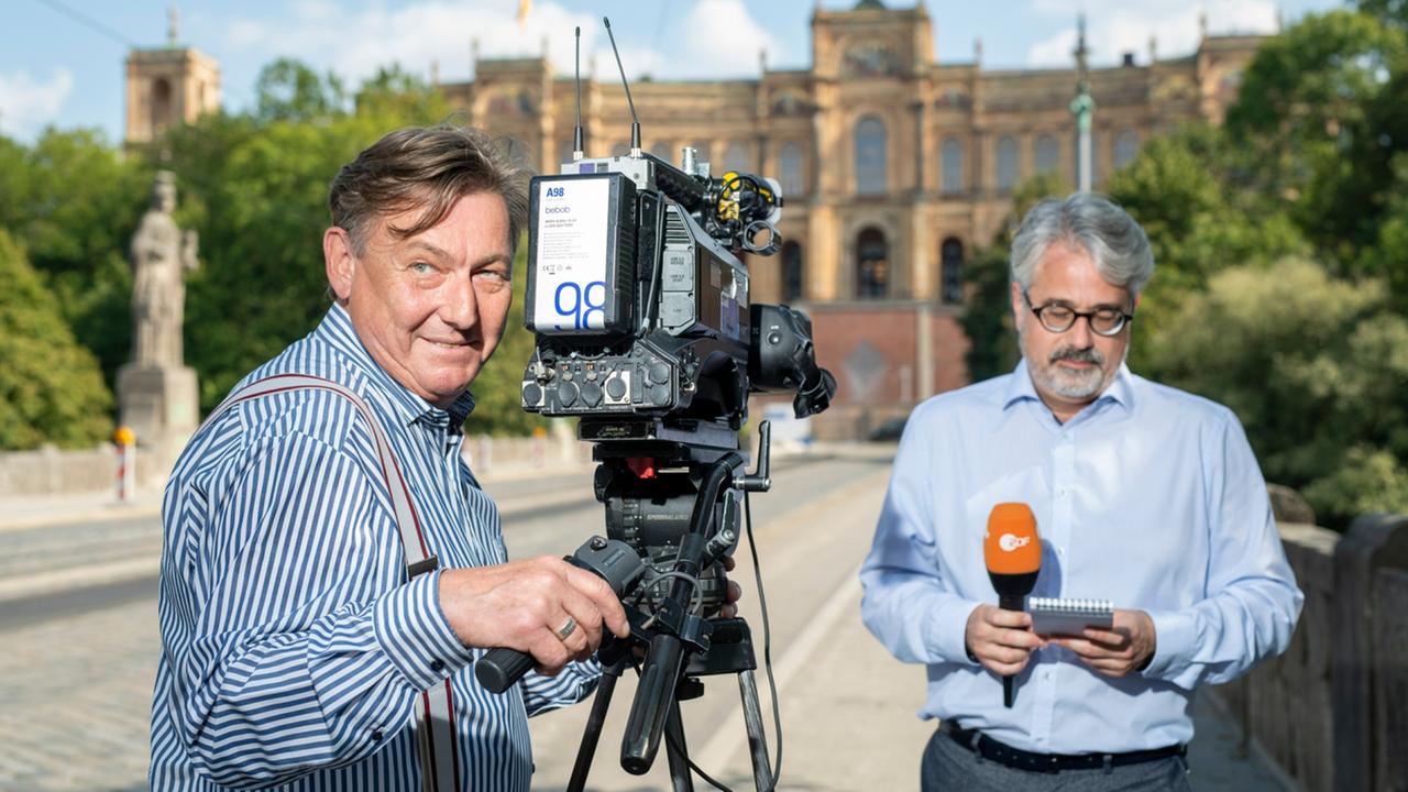 Kameramann Thomas Rebholz und Redakteur Alexander Poel vom ZDF-Landesstudio Bayern.