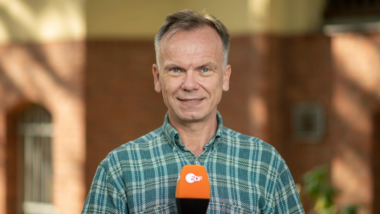 Jan Meier, ZDF-Landesstudio Brandenburg in Potsdam, mit Mikrofon.
