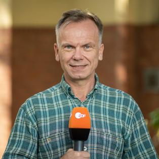 Jan Meier, ZDF-Landesstudio Brandenburg in Potsdam, mit Mikrofon.