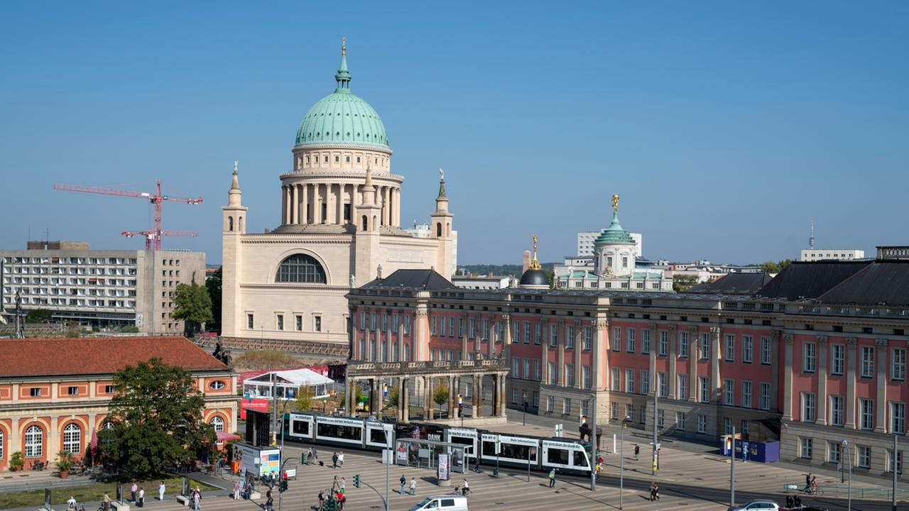 Stadtblick Potsdam: Die Innenstadt mit dem Brandenburger Landtag und der Nikolaikirche am Alten Markt.