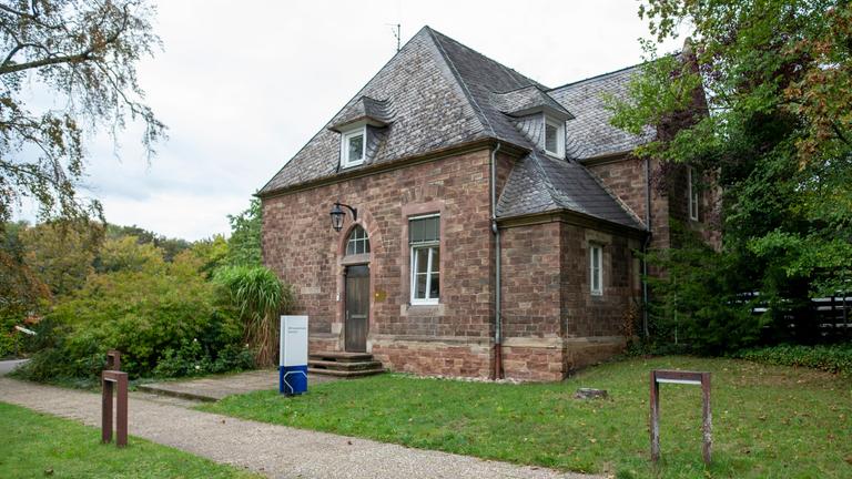 Gebäude des ZDF-Landesstudio Saarland im Außenbeich des Halberger Schlosses.