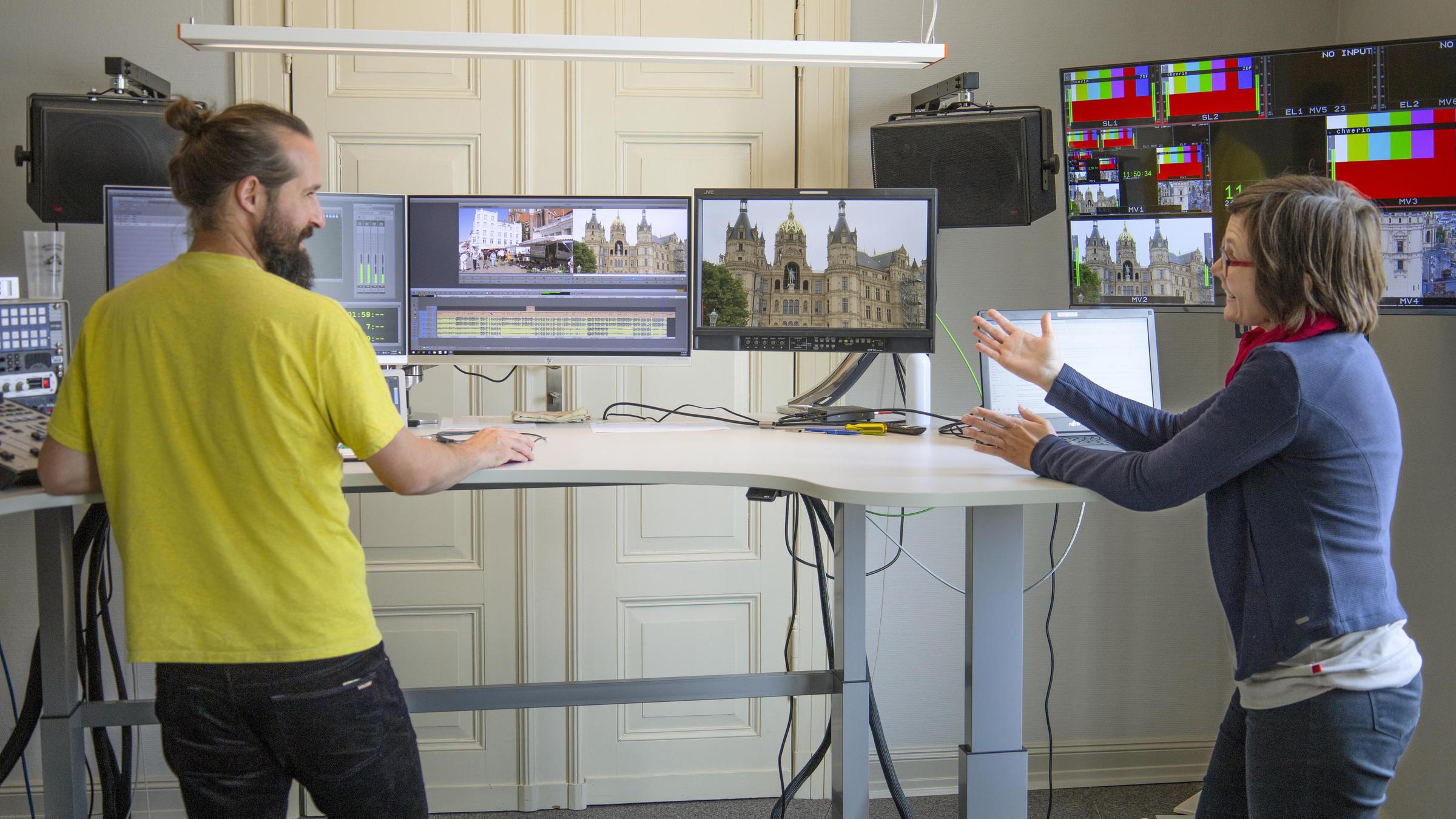 ZDF-Landesstudio Mecklenburg-Vorpommern: Redakteurin Anja Kapinos und Cutter/Multi Frank Zimmermann beim Schnitt