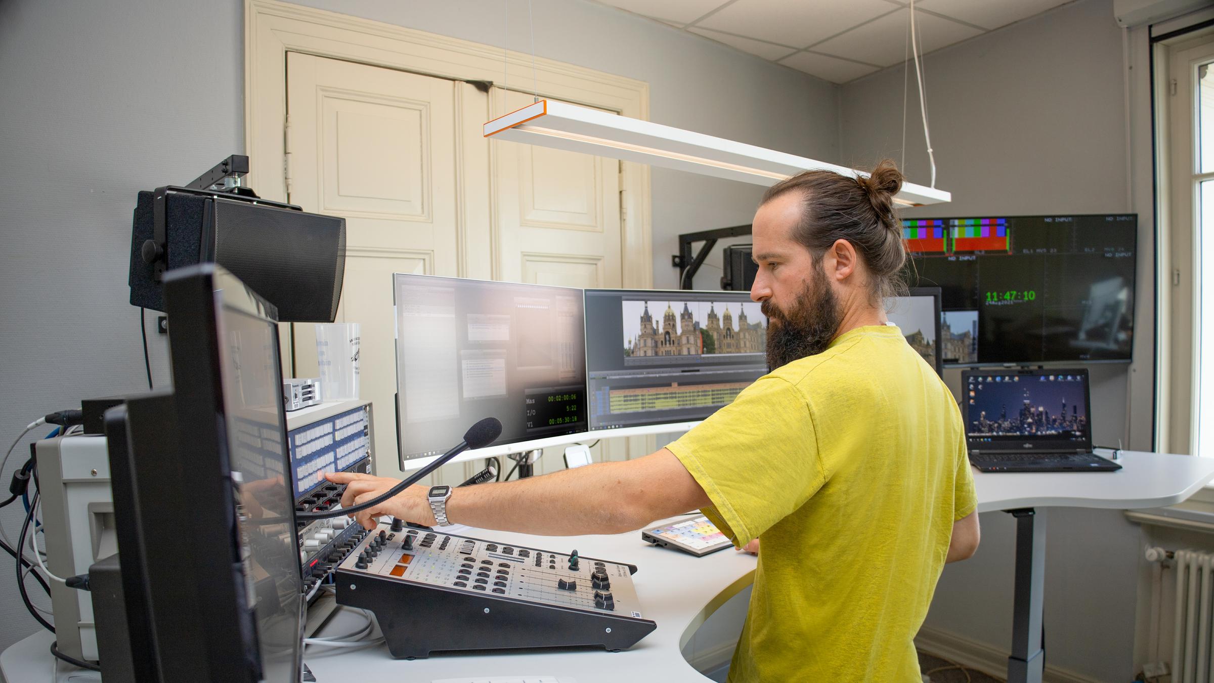 ZDF-Landesstudio Mecklenburg-Vorpommern: Cutter/Multi Frank Zimmermann beim Schnitt