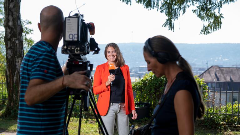 ZDF-Fernsehteam bei Dreharbeiten in Baden-Württemberg: Anna Warsberg (Red.), Klaus Kerscher (Kam), Anja Petrick (Ton).