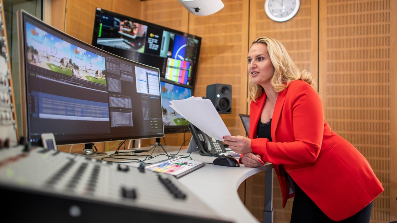 Sandra Susanka, Redakeurin des ZDF-Landesstudios Baden-Württemberg, im Schneideraum.