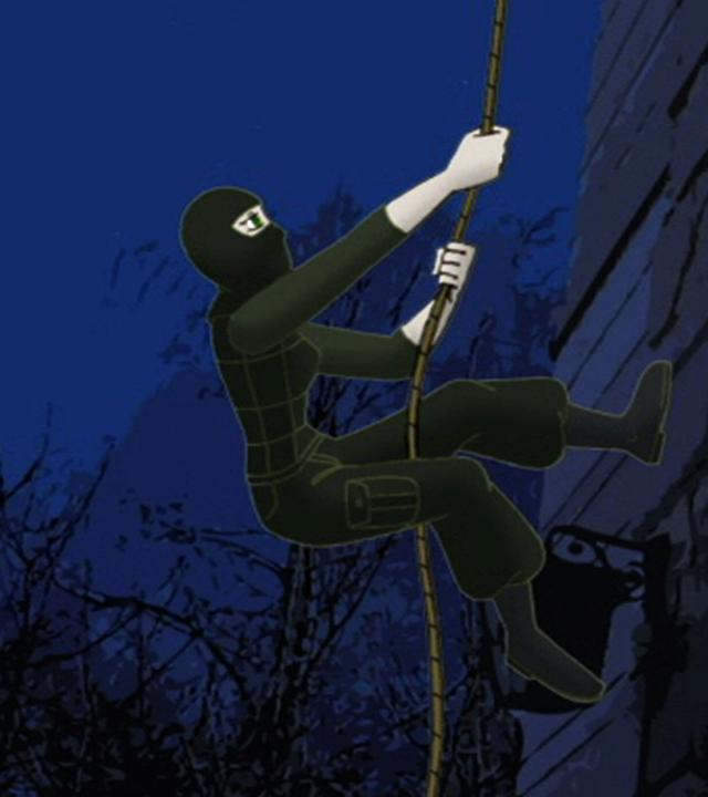Ein schwarz gekleideter Einbrecher klettert eine Fassade an einem Seil hinauf.