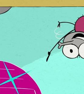 Eine gezeichnete Fliege läuft über Kopf an der Decke.